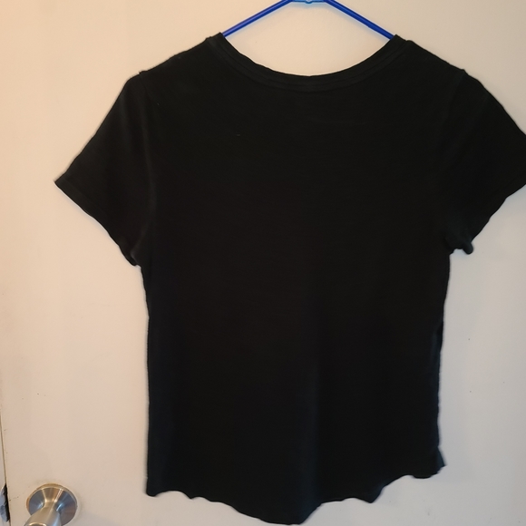 Women's Old Navy black medium tee. - Picture 3 of 4